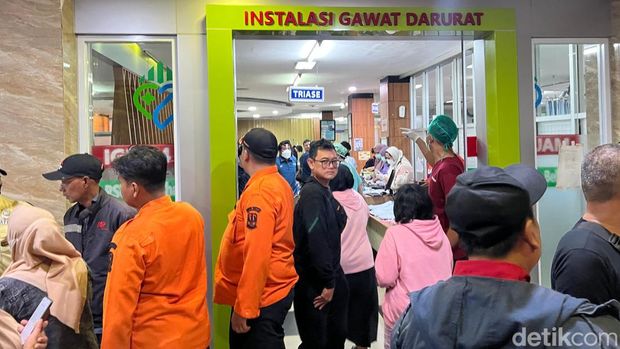 RSUD Kota Bekasi seketika berubah menjadi riuh oleh isak tangis keluarga Korban kecelakaan  Kereta Api (KA) Jarak Jauh dan KRL Commuter Line di Stasiun Bekasi Timur (foto: Detikcom)