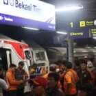 Proses evakuasi penumpang KRL pasca tabrakan dengan KA Argo Bromo Anggrek di Stasiun Bekasi Timur