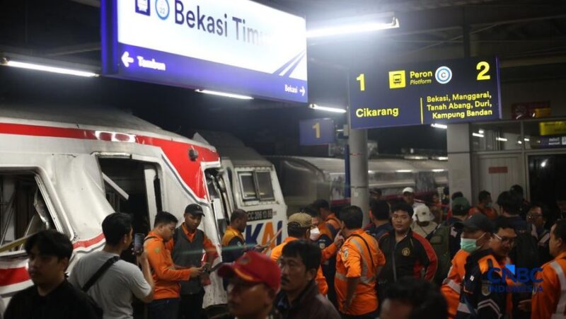 Proses evakuasi penumpang KRL pasca tabrakan dengan KA Argo Bromo Anggrek di Stasiun Bekasi Timur