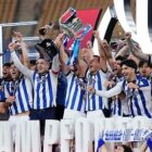 Para pemain Real Sociedad merayakan keberhasilan mereka mengangkat trofi Copa del Rey 2026 setelah menumbangkan Atletico Madrid melalui babak adu penalti yang dramatis di Sevilla.