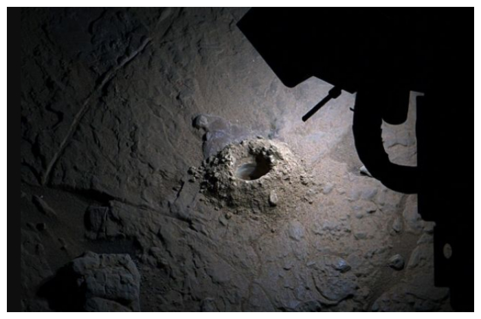 Lubang yang dibor oleh rover Curiosity. (NASA/JPL-Caltech/MSSS )
