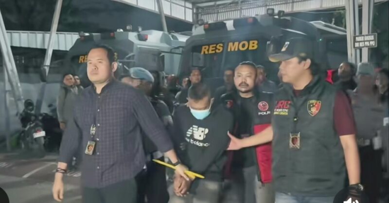 Tim Resmob Ditreskrimum Polda Jawa Barat bekerjasama dengan Tim Gabungan Reserse Polda Jawa Barat berhasil mengamankan tersangka pelaku penganiayaan dan penyekapan terhadap seorang wanita di Kota Bandung. 