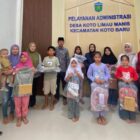 Kepala Desa Koto Limau Manis, Noka Putra, A.Md.,Kep, menyerahkan bantuan alat tulis dan Beasiswa kepada Siswa/i SD berprestasi