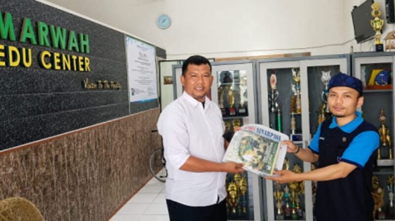 Simbolis cendera mata berbentuk media cetak yang dikelola oleh Forum Publikasi Kampus, Sekolah dan Pesantren dalam rangka peringatan HUT Ke 81 Republik Indonesia kepada Kepala MTs Al Marwah, Ayi Rudiana, S.Pd.I., M.Pd., 