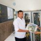 Simbolis cendera mata berbentuk media cetak yang dikelola oleh Forum Publikasi Kampus, Sekolah dan Pesantren dalam rangka peringatan HUT Ke 81 Republik Indonesia kepada Kepala MTs Al Marwah, Ayi Rudiana, S.Pd.I., M.Pd., 