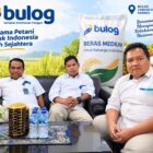 Kepala Perum Bulog Cabang Sungai Penuh, Fahmi Hafiza Siregar bersama Eka Wijaya, Asisten Manajer ADM dan Keuangan serta Heryadi, Asisten Manajer Pengadaan dan Operasional ( foto: koransakti)