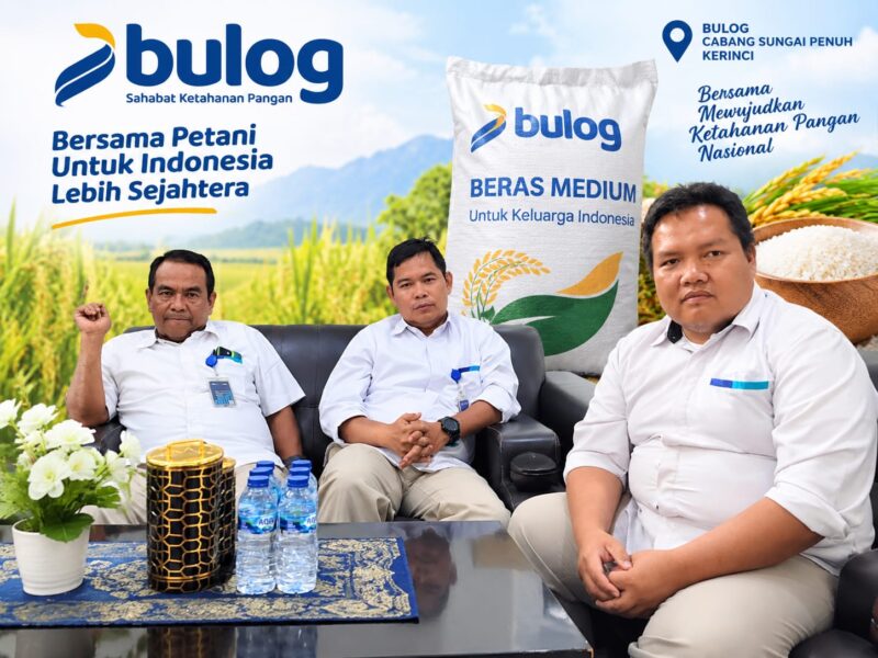 Kepala Perum Bulog Cabang Sungai Penuh, Fahmi Hafiza Siregar bersama Eka Wijaya, Asisten Manajer ADM dan Keuangan serta Heryadi, Asisten Manajer Pengadaan dan Operasional ( foto: koransakti)