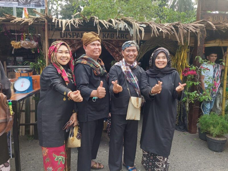 Dinas Perindustrian dan Perdagangan (Disperindag) Kabupaten Kerinci, Yoddizal Ali, S.Pd., M.H., bersama Kepala Dinas Pariwisata dan Kebudayaan Kerinci, Jamal Penta Putra, S.Pd., M.Si turut mendorong promosi produk unggulan Usaha Mikro, Kecil, dan Menengah (UMKM) dalam Festival Budaya Kerinci 2026