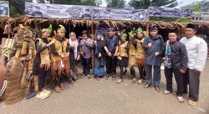 Stan Kecamatan Gunung Kerinci pada Festival Budaya Kerinci (FBK) 2026, tampilkan replika tekstil kulit Beruang hingga Macan tutul yang mempresentasikan warisan leluhur tempo dulu. (foto: koransakti.co.id)